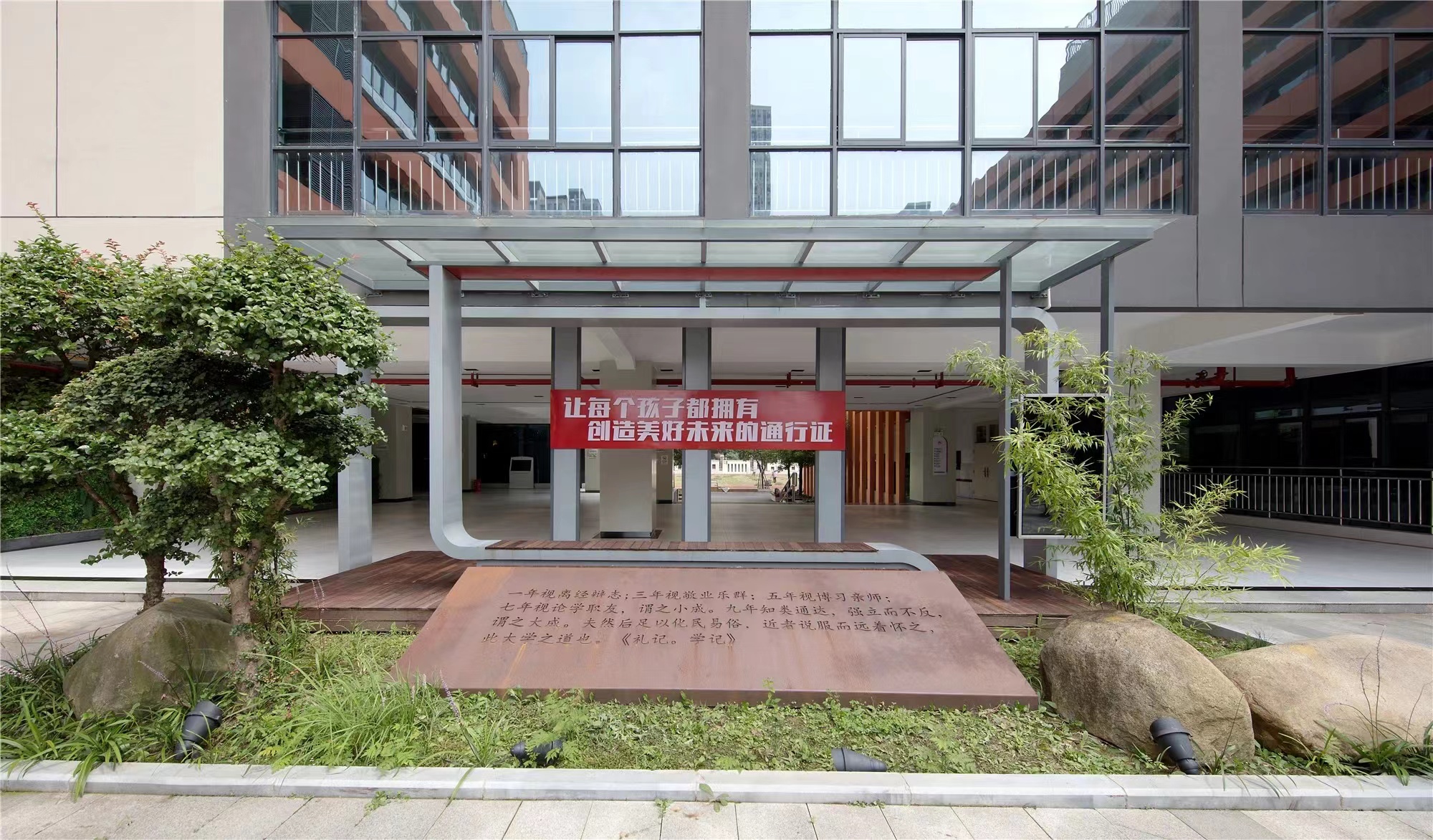 【學(xué)校案例】今泰裝飾在武漢市先后完成了與紅領(lǐng)巾學(xué)校6個(gè)校區(qū)的項(xiàng)目交付！(圖1)